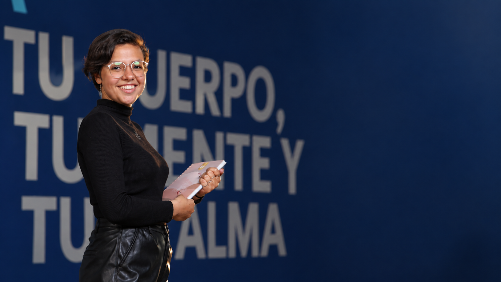 Estudiante de UniverMilenium con una tableta